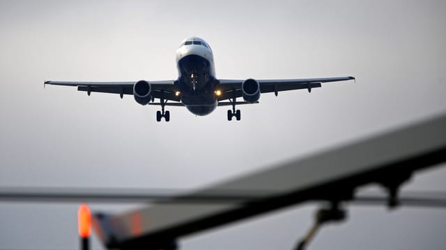 Flugzeug beim Landen Flugzeug beim Landen