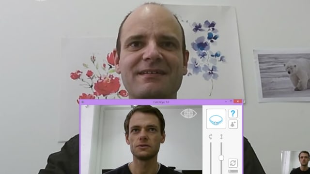 Zwei Männer schauen sich im BIldschirm gegenseitig an. Zwei Männer schauen sich im BIldschirm gegenseitig an.
