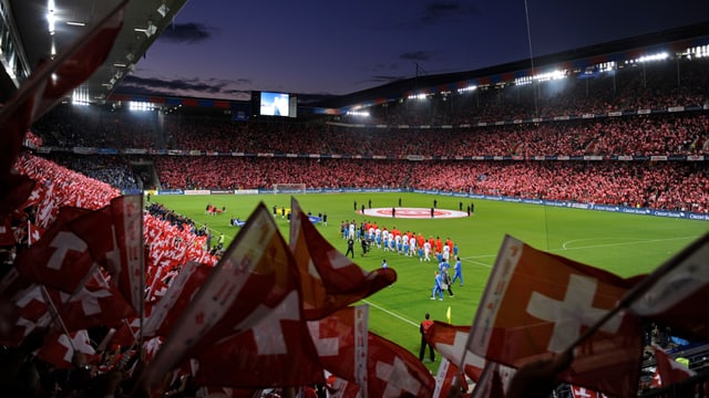 Blick bei Flutlicht in den St. Jakob-Park Blick bei Flutlicht in den St. Jakob-Park