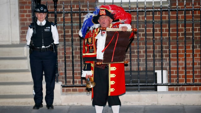 Der Town Crier verkündet die Geburt eines königlichen Kindes Der Town Crier verkündet die Geburt eines königlichen Kindes