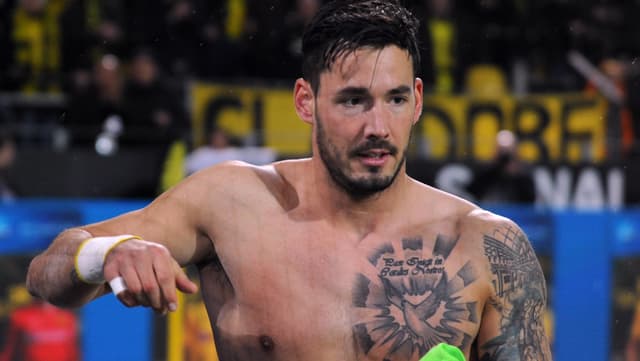 Fussballer Bürki steht mit nackten Oberkörper parat. Fussballer Bürki steht mit nackten Oberkörper parat.