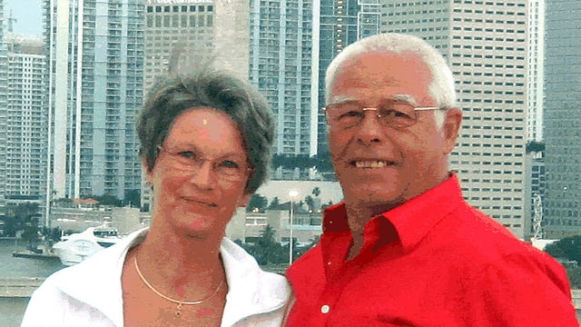 Hermann und Doris stehen vor Hochhäusern. Hermann und Doris stehen vor Hochhäusern.