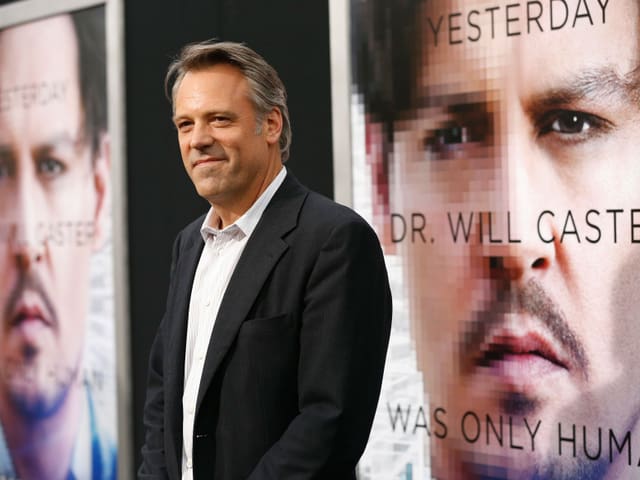 Wally Pfister im Porträt. Hinten das Filmplakat von «Transcendence» Wally Pfister im Porträt. Hinten das Filmplakat von «Transcendence»