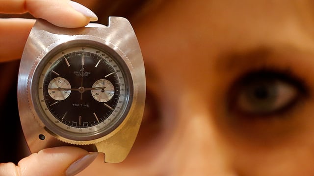 Frau hält Uhr in der Hand. Frau hält Uhr in der Hand.