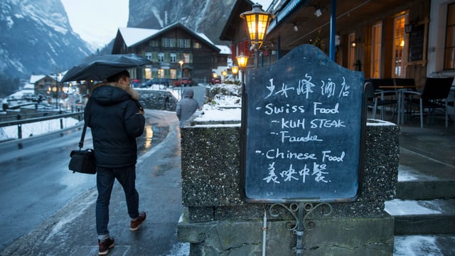 Chinesischer Tourist in Muerren im Berner Oberland. Chinesischer Tourist in Muerren im Berner Oberland.