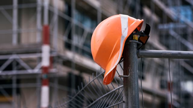 Ein Helm auf der Absperrung einer Baustelle. Ein Helm auf der Absperrung einer Baustelle.