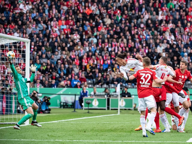 Manuel Neuer kratzt den Kopfball von Yussuf Poulsen noch an die Latte. Manuel Neuer kratzt den Kopfball von Yussuf Poulsen noch an die Latte.