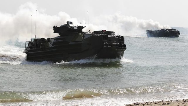 Amphibienfahrzeug fährt auf den Strand. Amphibienfahrzeug fährt auf den Strand.