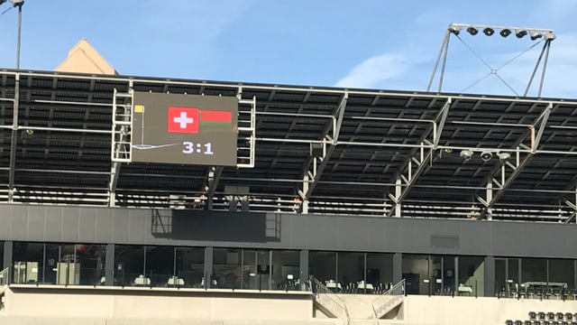 Anzeige-Tafel in einem Fussballstadion: Torverhältnis 3:1 Anzeige-Tafel in einem Fussballstadion: Torverhältnis 3:1