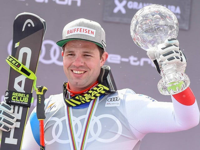 Beat Feuz mit der Kristallkugel für den Sieg im Abfahrts-Weltcup. Beat Feuz mit der Kristallkugel für den Sieg im Abfahrts-Weltcup.