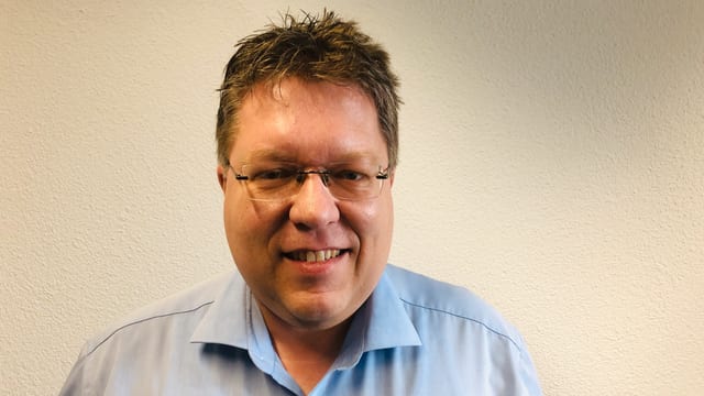 Mann mit dickem Kinn und Brille Mann mit dickem Kinn und Brille