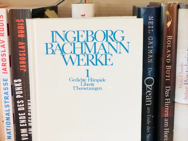 Band eins der gesamelten Werke von Ingeborg Bachmann stehen im Bücherregal Band eins der gesamelten Werke von Ingeborg Bachmann stehen im Bücherregal