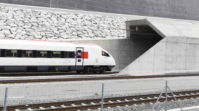 Zug fährt in neuen Gotthard-Basistunnel ein Zug fährt in neuen Gotthard-Basistunnel ein