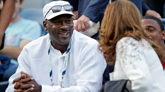 Michael Jordan unterhält sich mit Mirka Federer. Michael Jordan unterhält sich mit Mirka Federer.