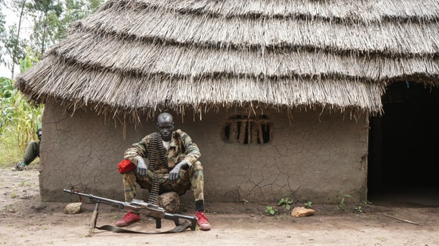 Ein Kämpfer der Rebellen bewacht eine Hütte im Dorf Panyume. Seit Juni 2018 herrscht Waffenstillstand im Südsudan. Ein Kämpfer der Rebellen bewacht eine Hütte im Dorf Panyume. Seit Juni 2018 herrscht Waffenstillstand im Südsudan.