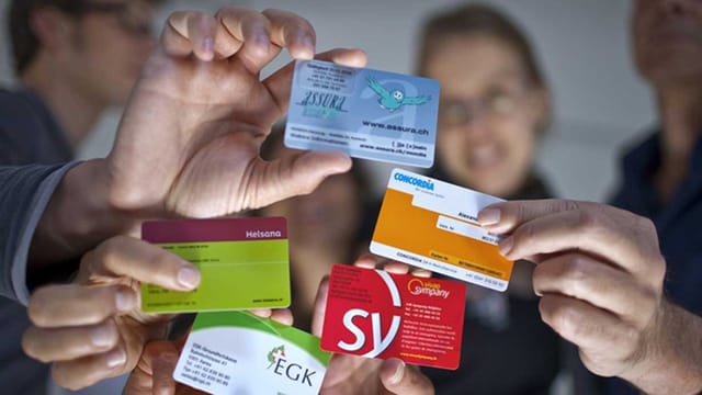 Menschen präsentieren ihre Krankenkassenkarte. Menschen präsentieren ihre Krankenkassenkarte.