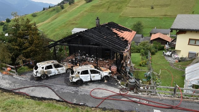 Purtret da la chasa arsa e dus autos che stattan davant ed èn er pulit destruids entras il fieu. Purtret da la chasa arsa e dus autos che stattan davant ed èn er pulit destruids entras il fieu.