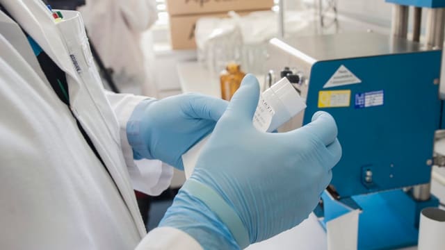 Angestellter bei Novartis. Angestellter bei Novartis.
