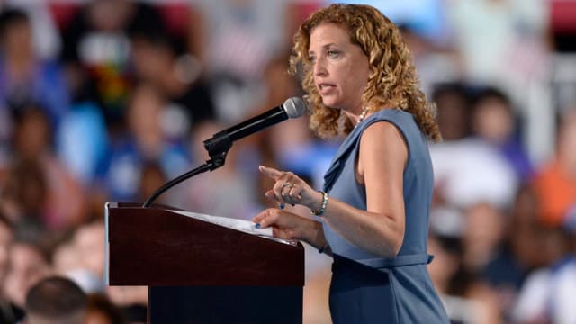 Debbie Wasserman Schultz spricht am Rednerpult. Debbie Wasserman Schultz spricht am Rednerpult.