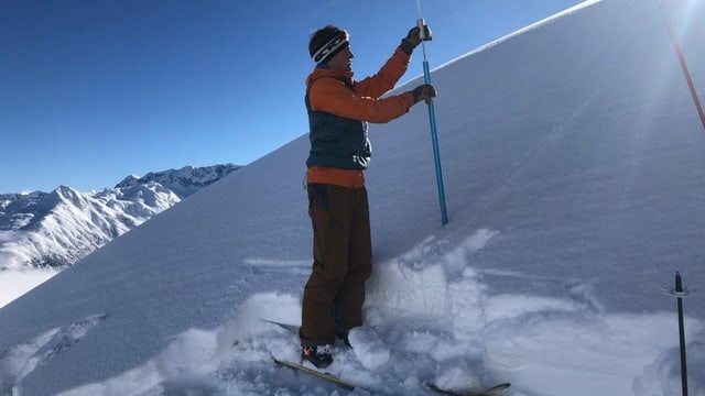 Der Bergführer sticht in den Schnee. Der Bergführer sticht in den Schnee.