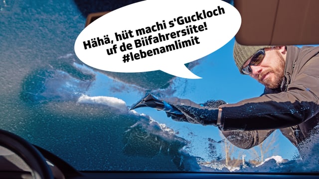 Mann kratzt Autoscheibe frei. Mann kratzt Autoscheibe frei.