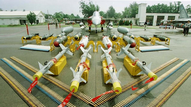 Waffenarsenal vor einem chinesischen Kampfjet. Waffenarsenal vor einem chinesischen Kampfjet.