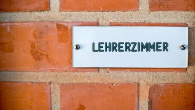 Das Lehrerzimmer ist mit einem Schild an einer Backsteinmauer angeschrieben. Das Lehrerzimmer ist mit einem Schild an einer Backsteinmauer angeschrieben.