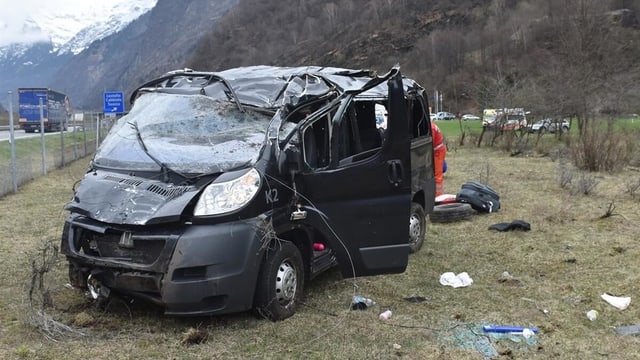 Der verunfallte Kleinbus. Der verunfallte Kleinbus.