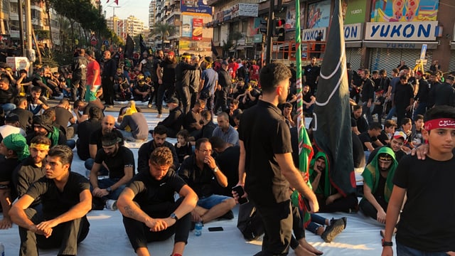 Hisbollah-Anhänger warten in den Strassen Beiruts auf den anstehenden Marsch. Hisbollah-Anhänger warten in den Strassen Beiruts auf den anstehenden Marsch.