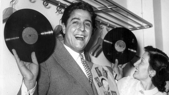 Vico Torriani mit Schallplatten in den Händen. Vico Torriani mit Schallplatten in den Händen.