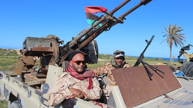 Regierungstruppen aus Misrata in einem Panzer. Regierungstruppen aus Misrata in einem Panzer.