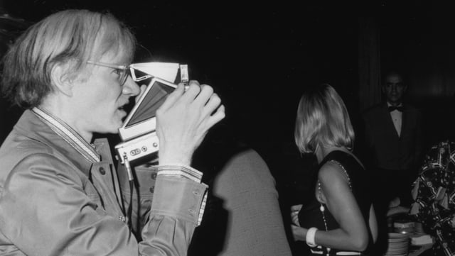 Warhol fotografiert mit Polaroid. Warhol fotografiert mit Polaroid.