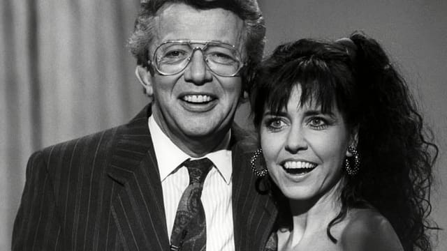 Dieter Thomas Heck und Tina York Seite an Seite in klassischer Abendkleidung. Dieter Thomas Heck und Tina York Seite an Seite in klassischer Abendkleidung.