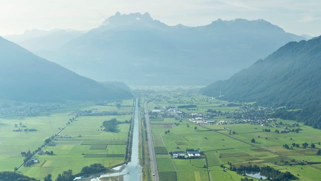 Der Linthkanal zieht sich schnurgerade durch die Linthebene Der Linthkanal zieht sich schnurgerade durch die Linthebene