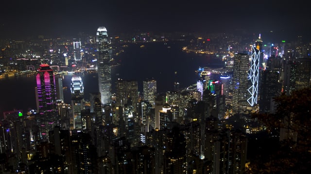 Die Skyline von Hongkong in der Nacht.