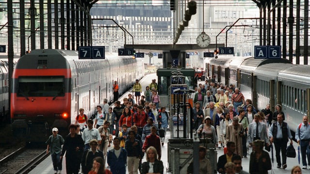 Pendler am Bahnhof Luzern. Pendler am Bahnhof Luzern.