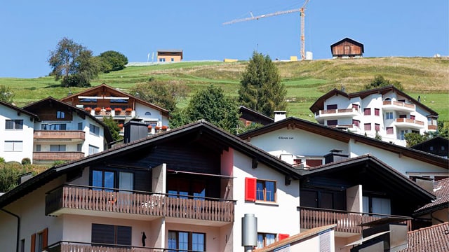 Ferienhäuser, im Hintergrund ein Baukran. Ferienhäuser, im Hintergrund ein Baukran.
