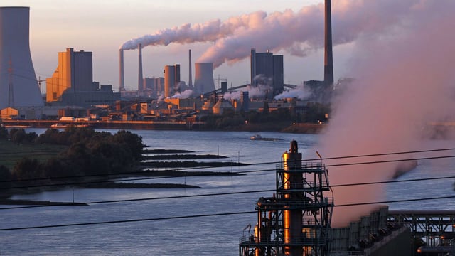 AKW und sonstige Fabriken, die Rauch ablassen. AKW und sonstige Fabriken, die Rauch ablassen.