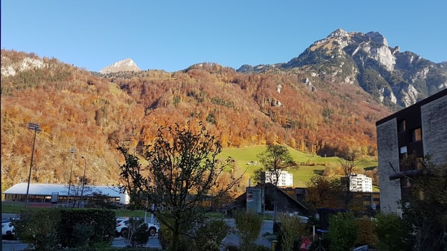 Blick von der Höhe Richtung Osten auf die Glarner Berge. Blick von der Höhe Richtung Osten auf die Glarner Berge.