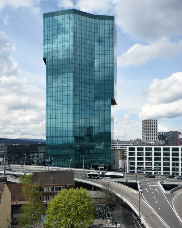 Hochhaus mit AUtobahnanschluss: Der Prime Tower in Zürich. Hochhaus mit AUtobahnanschluss: Der Prime Tower in Zürich.