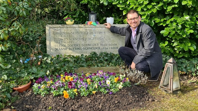 Guido Rüegge kniend bei der Grabstätte von Gilberte Montavon. Guido Rüegge kniend bei der Grabstätte von Gilberte Montavon.