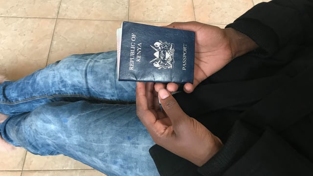 Frau mit Pass in den Händen Frau mit Pass in den Händen