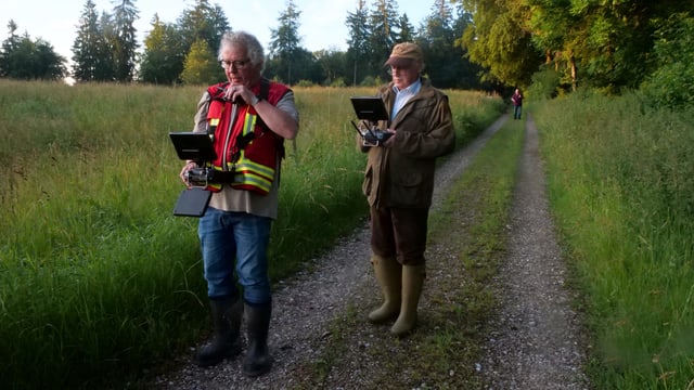 Zwei Männer auf einem Feldweg Zwei Männer auf einem Feldweg
