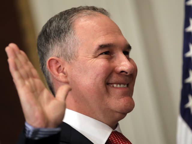 Scott Pruitt hebt die Hand für den Amtseid. Scott Pruitt hebt die Hand für den Amtseid.