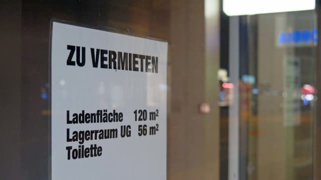 Plakat mit Aufschrift "Zu vermieten Ladenfläche" in Olten an einem Schaufenster Plakat mit Aufschrift "Zu vermieten Ladenfläche" in Olten an einem Schaufenster