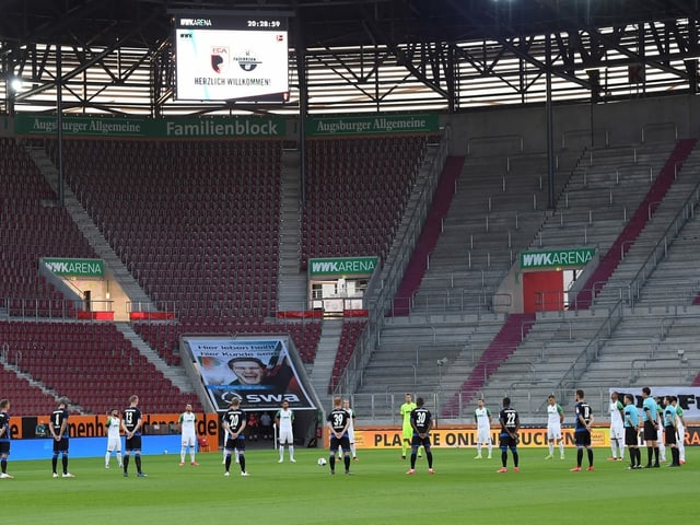 In Gedenken an die Opfer der Corona-Pandemie wird es bei der Wiederaufnahme des Spielbetriebs im spanischen Fußball vor jeder Partie eine Schweigeminute geben. Die Bundesliga tat dasselbe am Wochenende des Wiederbeginns (hier Augsburg gegen Paderborn).