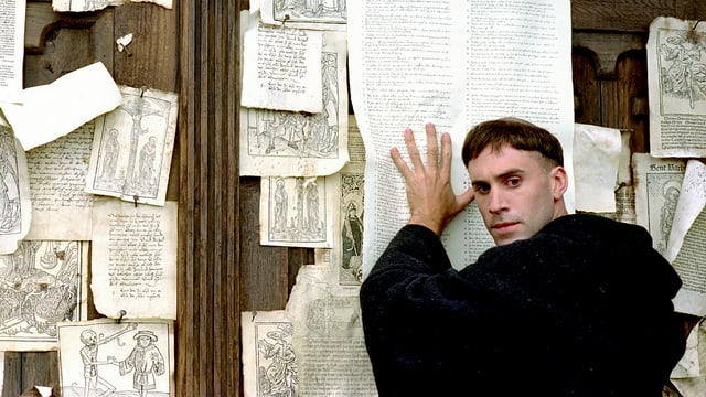 Joseph Fiennes hämmert als Luther Joseph Fiennes hämmert als Luther