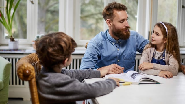 ein Mann mit zwei Kindern am Tisch ein Mann mit zwei Kindern am Tisch