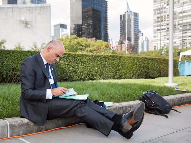 Alain Berset che fa ina curta pausa durant l'assamblea federala da l'ONU a New York. Alain Berset che fa ina curta pausa durant l'assamblea federala da l'ONU a New York.