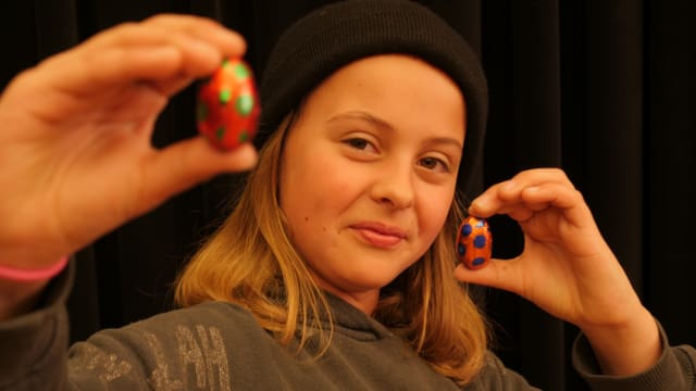 Kinderreporterin Lilly vergleicht zwei Ostereier. Fast so funktioniert es bei Witzen. Kinderreporterin Lilly vergleicht zwei Ostereier. Fast so funktioniert es bei Witzen.